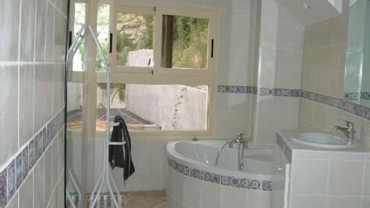 Photo of Bathroom in Contes
