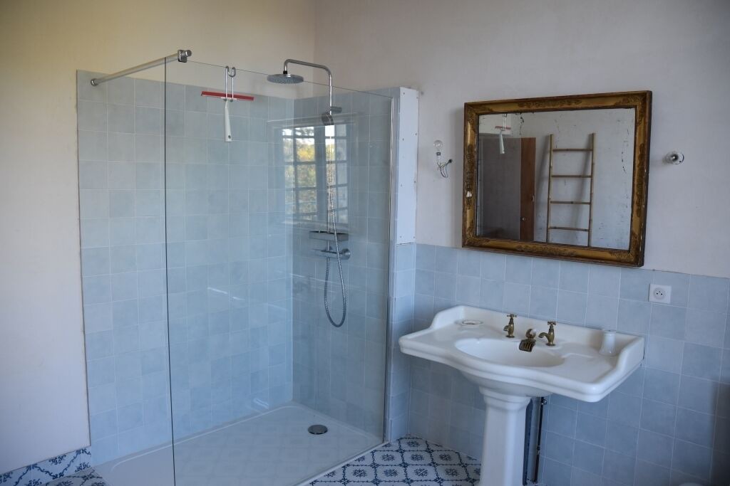 Photo of Bathroom in Saint-Hippolyte-de-Caton