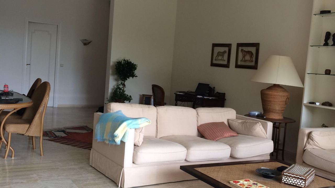 Photo of Livingroom in California - Pezou