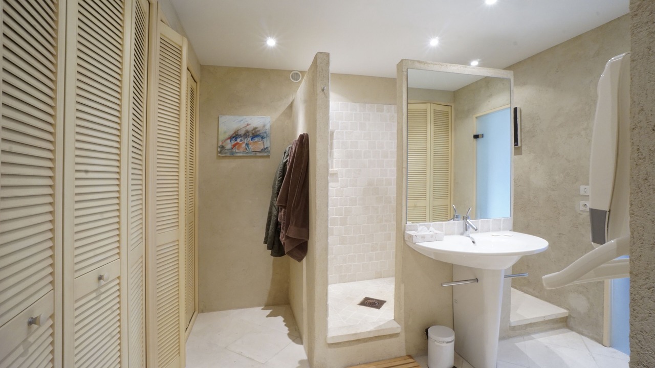 Photo of Bathroom in Les Baux-de-Provence
