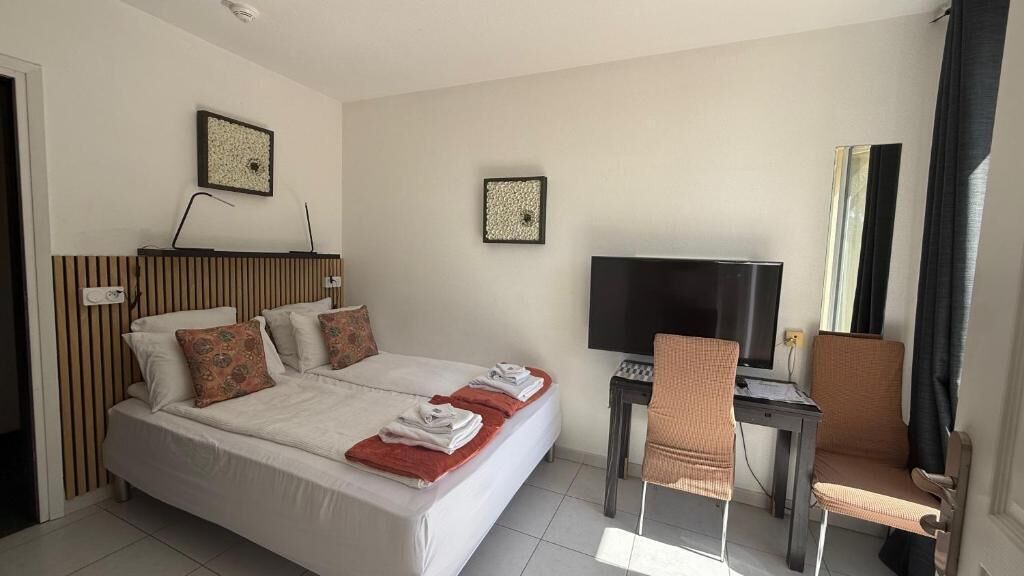 Photo of Bedroom in Prado - Republique