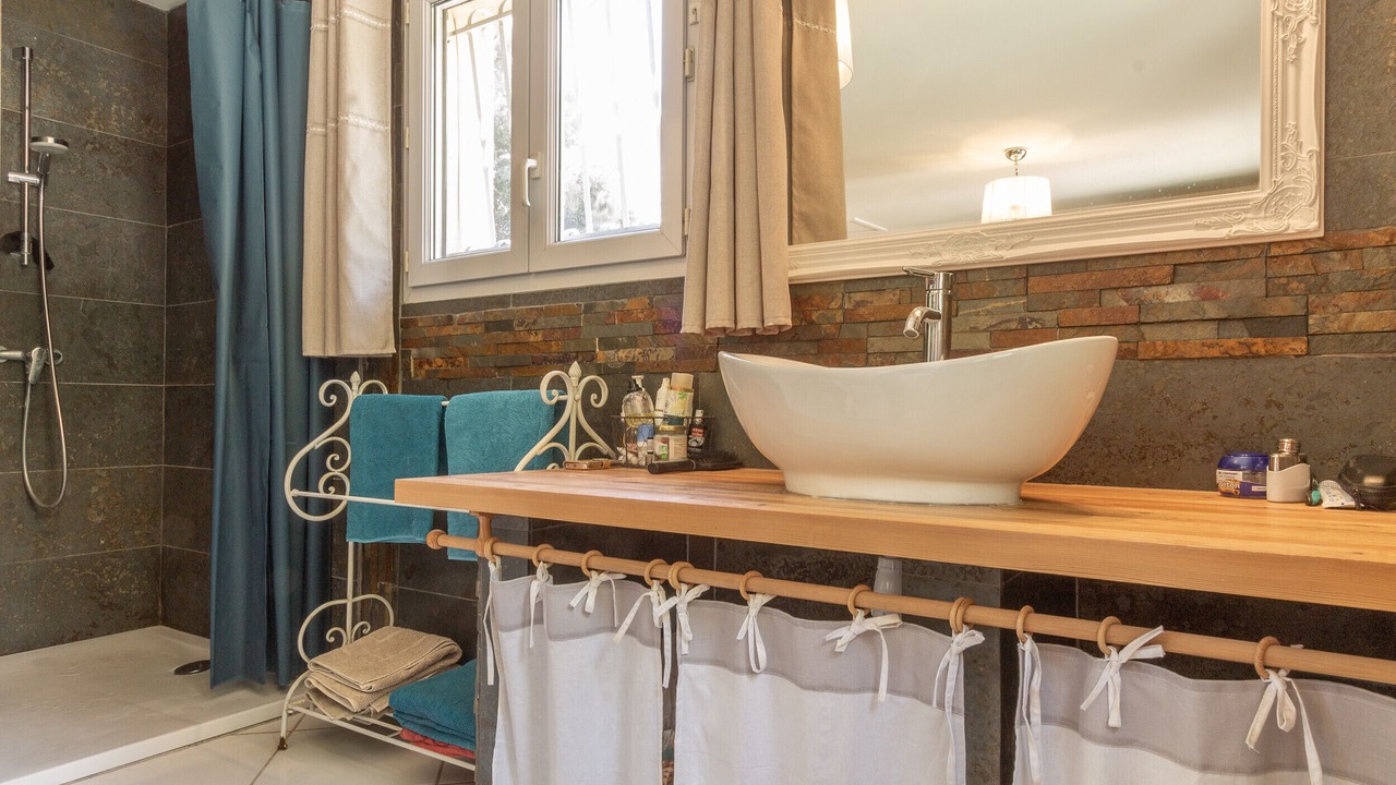 Photo of Bathroom in Eyragues