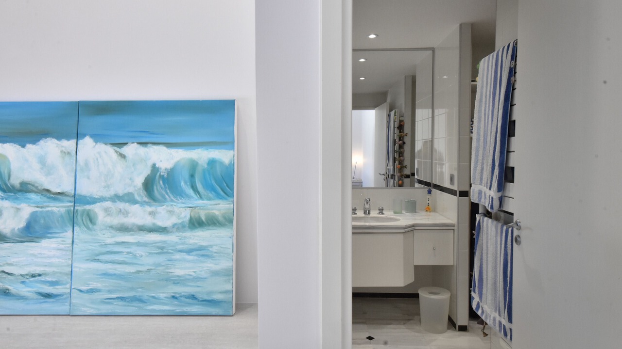 Photo of Bathroom in California - Pezou