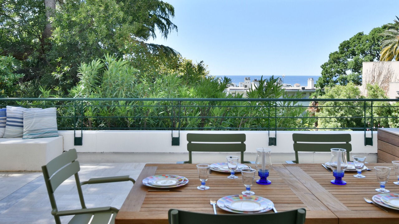 Photo of Outdoor in California - Pezou
