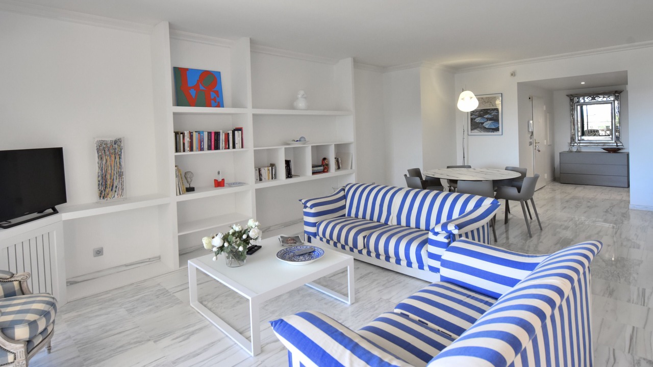 Photo of Livingroom in California - Pezou