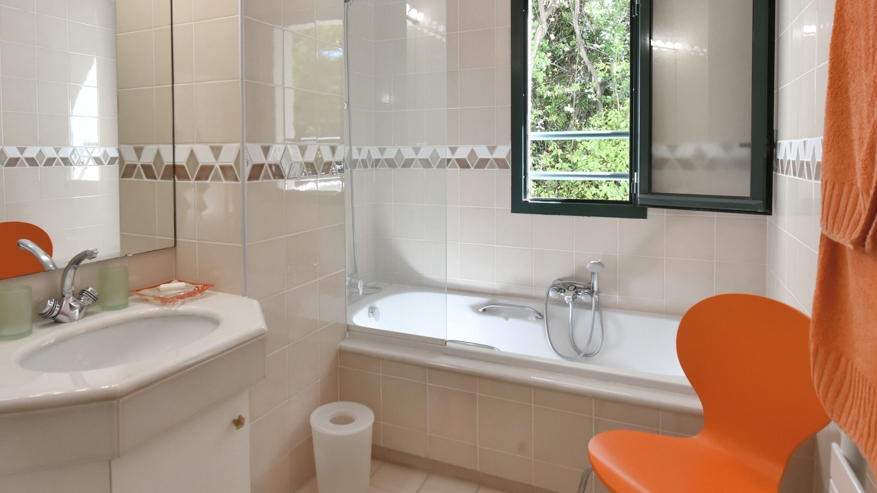 Photo of Bathroom in California - Pezou