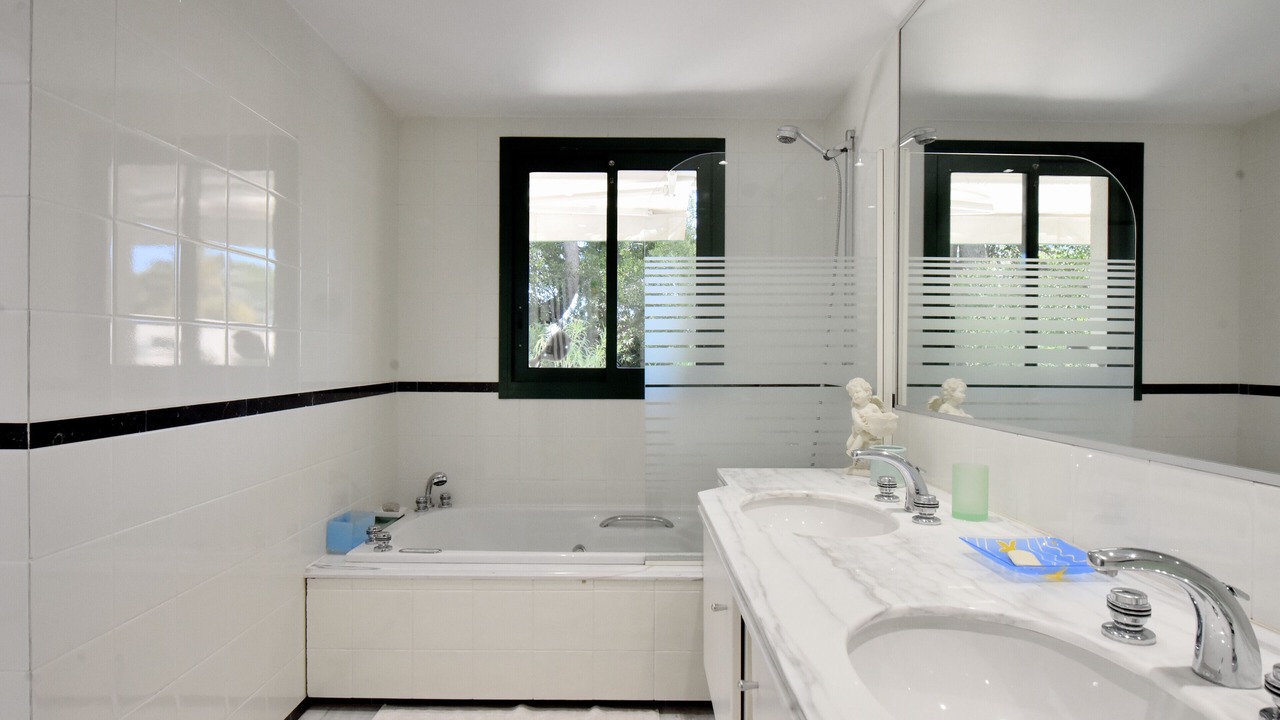 Photo of Bathroom in California - Pezou