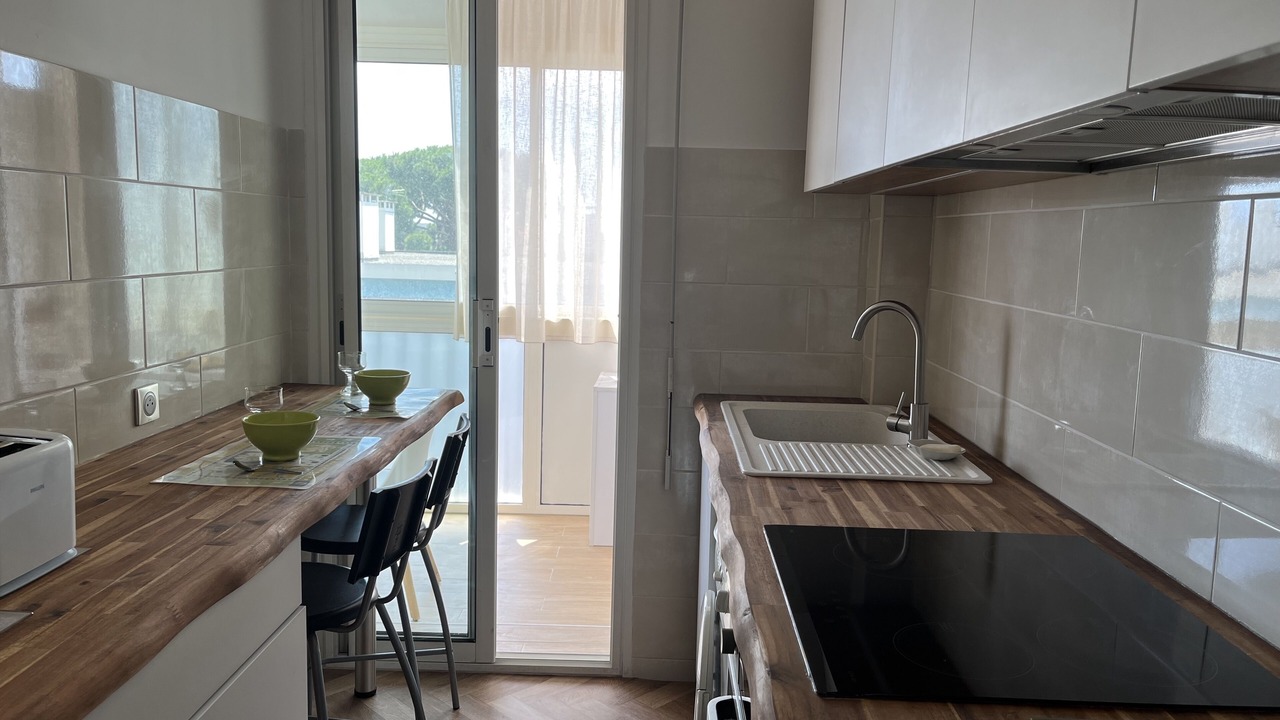 Photo of Kitchen in California - Pezou