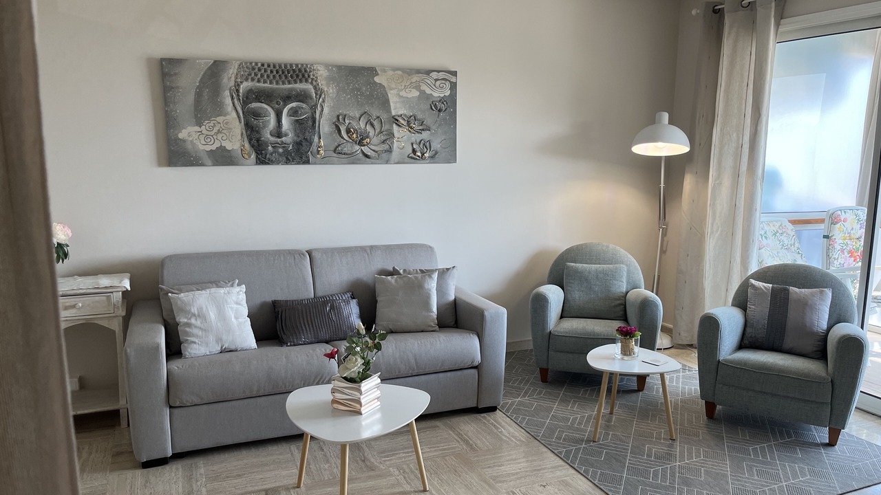 Photo of Livingroom in California - Pezou