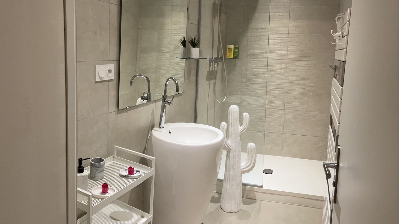 Photo of Bathroom in Avignon City Centre