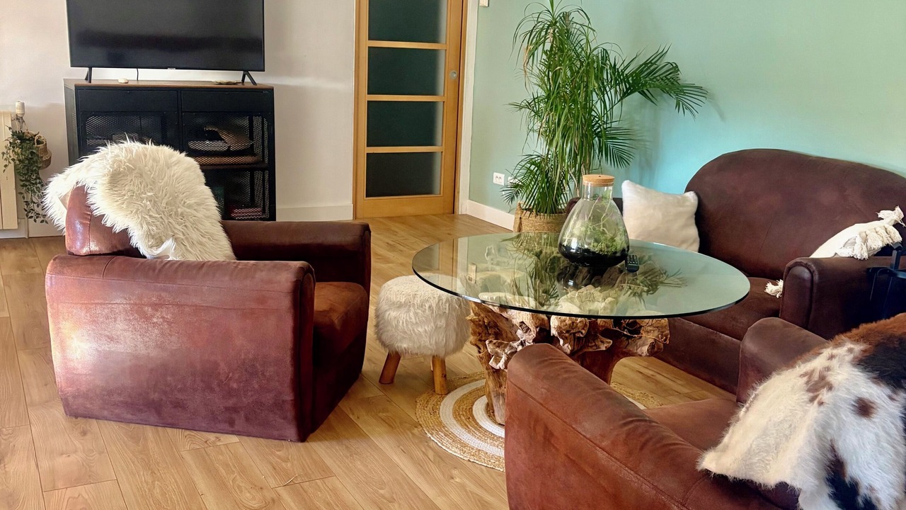 Photo of Livingroom in Claret