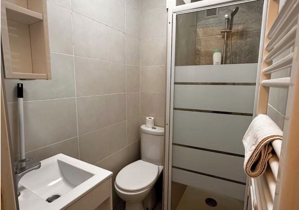 Photo of Bathroom in Saint-Lazare