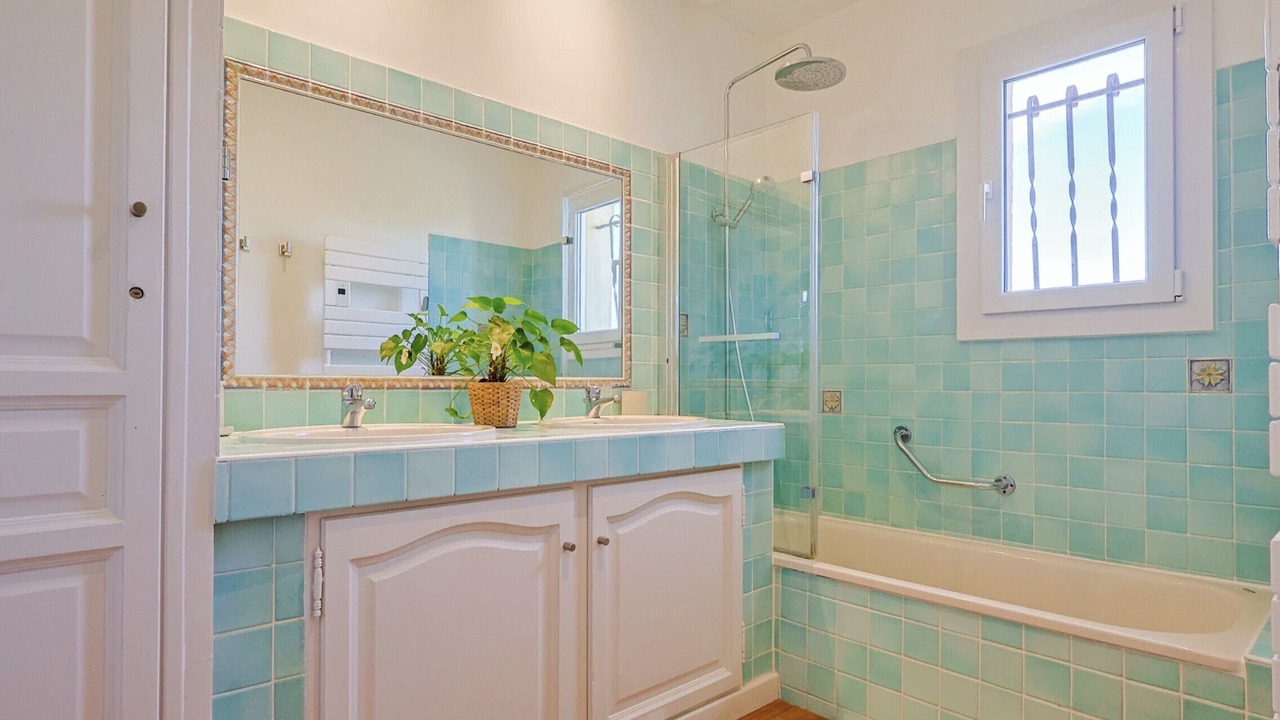 Photo of Bathroom in Eyragues