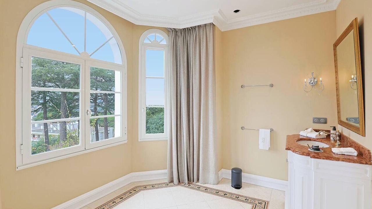 Photo of Bathroom in California - Pezou