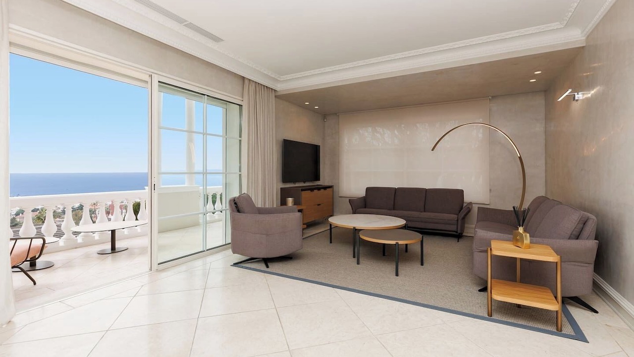 Photo of Livingroom in California - Pezou