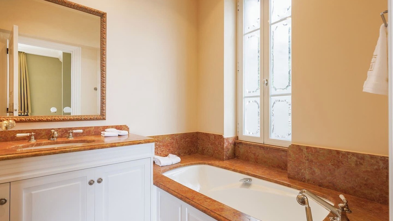 Photo of Bathroom in California - Pezou