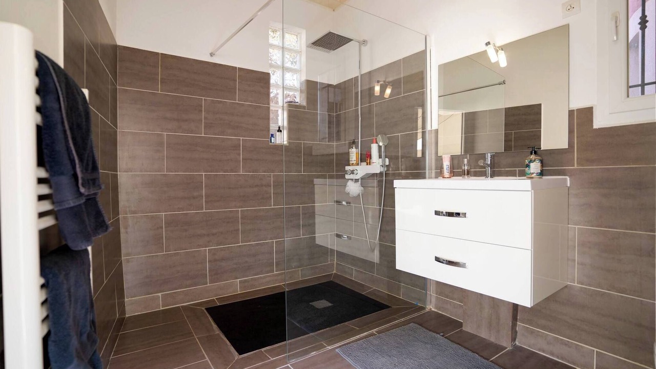 Photo of Bathroom in Ensues-la-Redonne