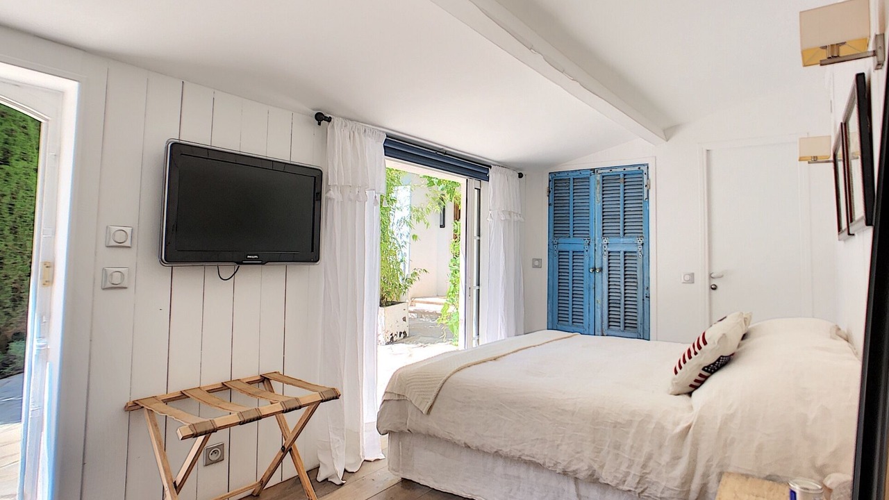 Photo of Bedroom in California - Pezou