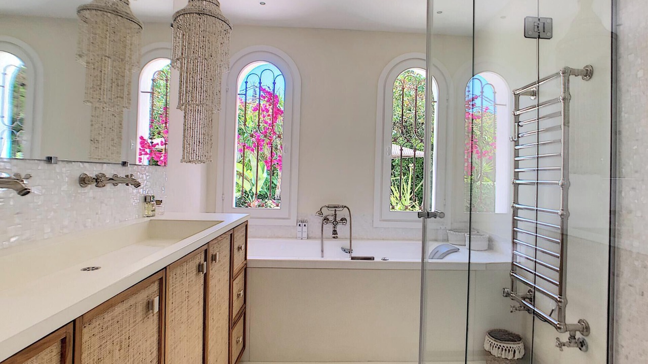 Photo of Bathroom in California - Pezou