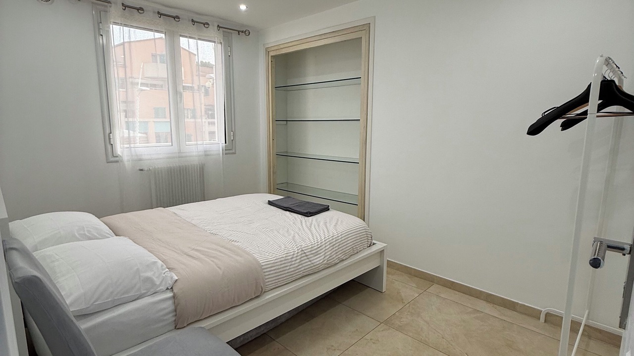 Photo of Bedroom in Prado - Republique