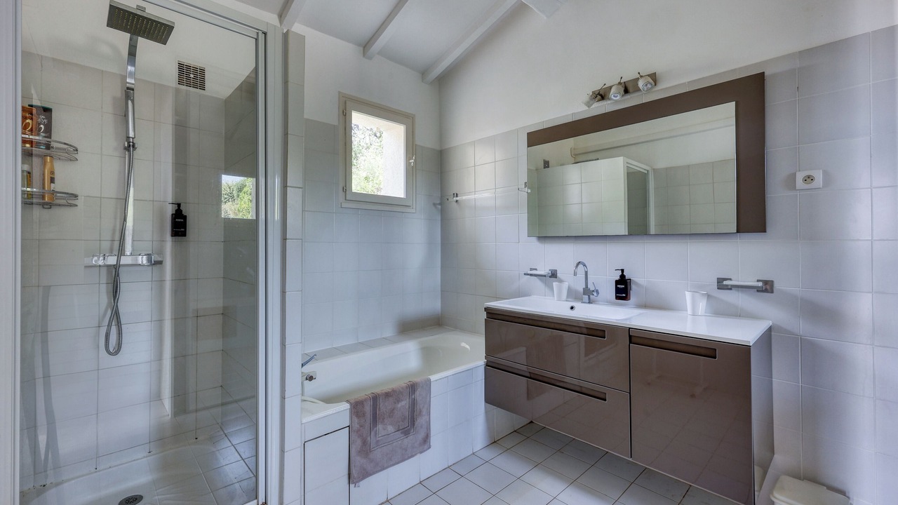 Photo of Bathroom in Guerrevieille