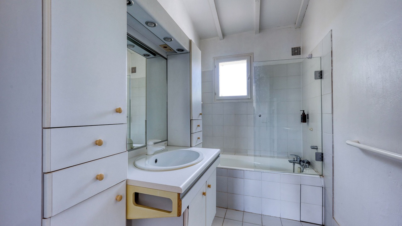 Photo of Bathroom in Guerrevieille