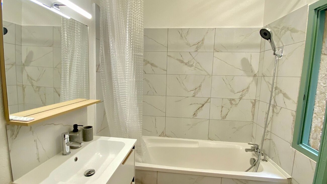 Photo of Bathroom in Nimes City Centre