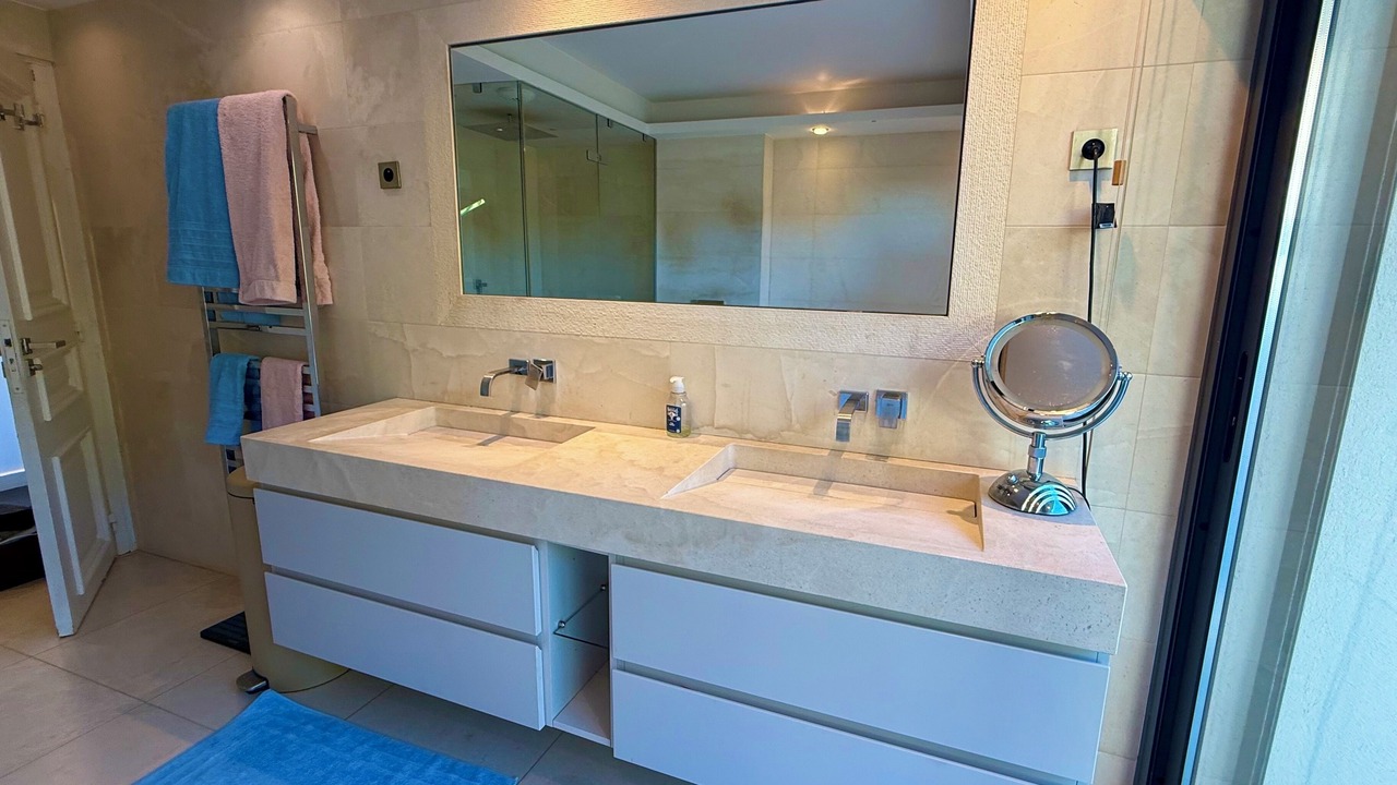 Photo of Bathroom in California - Pezou