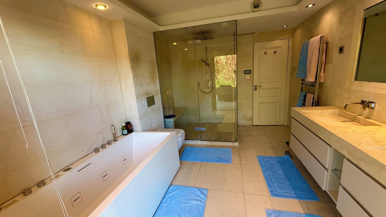 Photo of Bathroom in California - Pezou