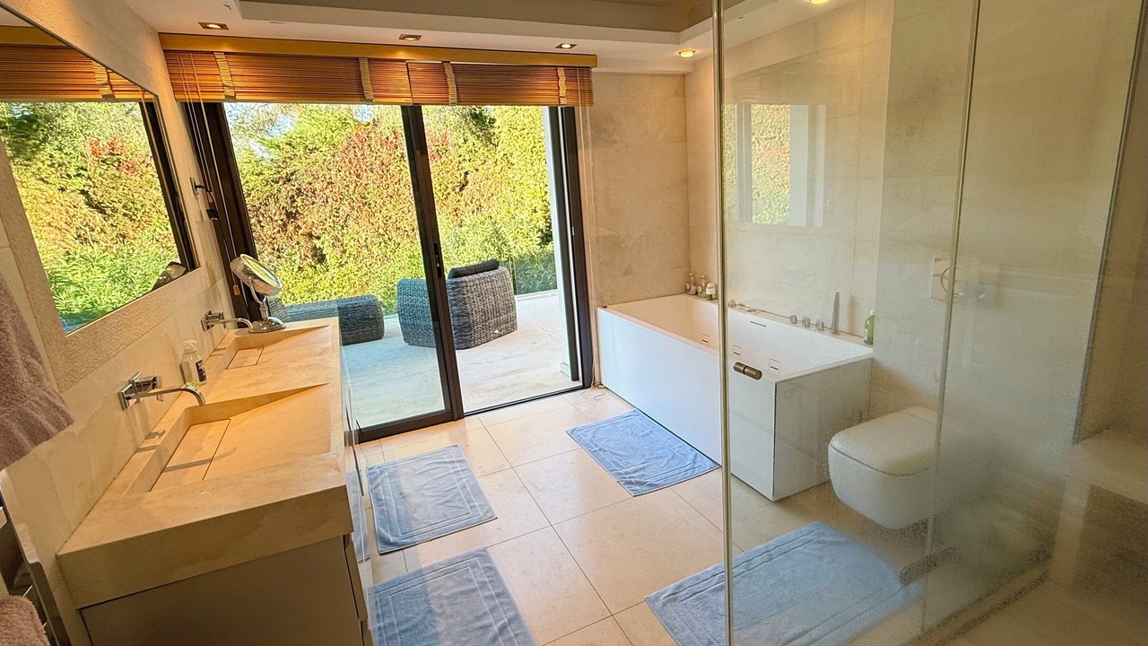 Photo of Bathroom in California - Pezou