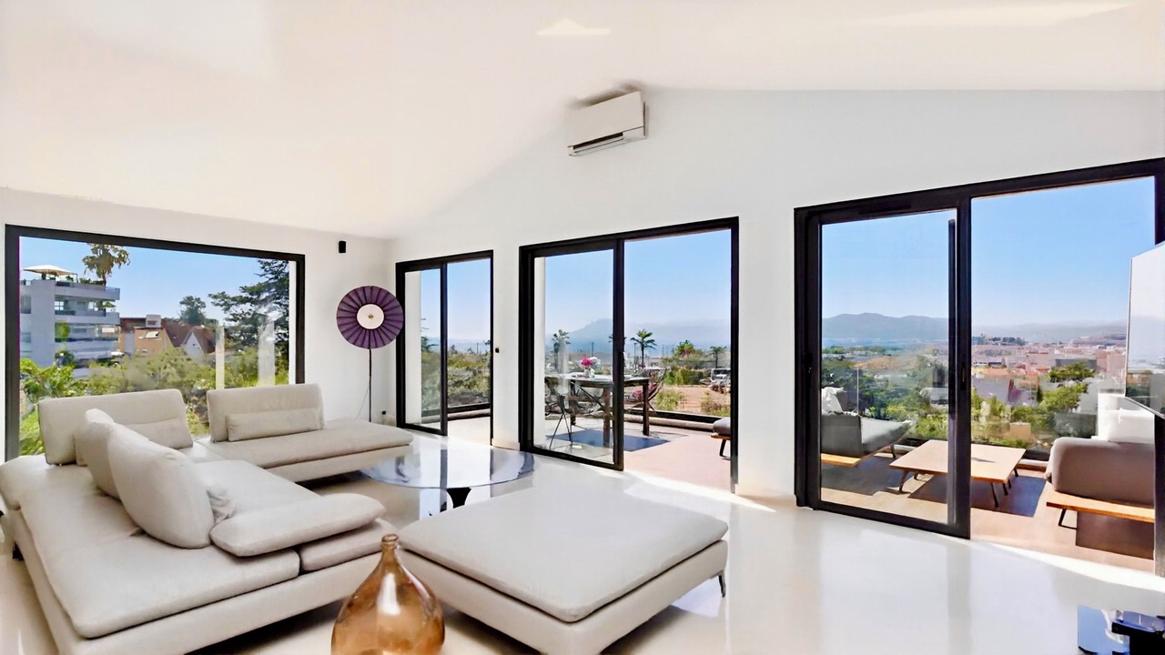 Photo of Livingroom in California - Pezou