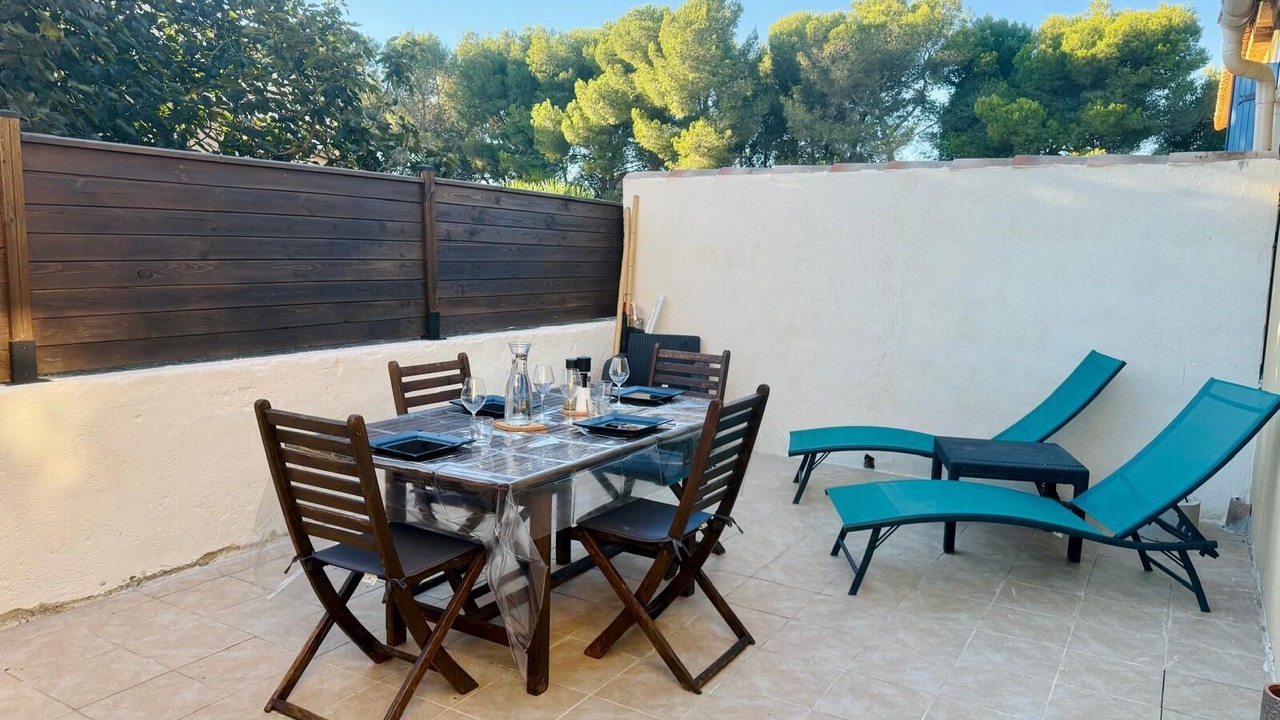 Photo of Outdoor in Saint-Mitre-les-Remparts