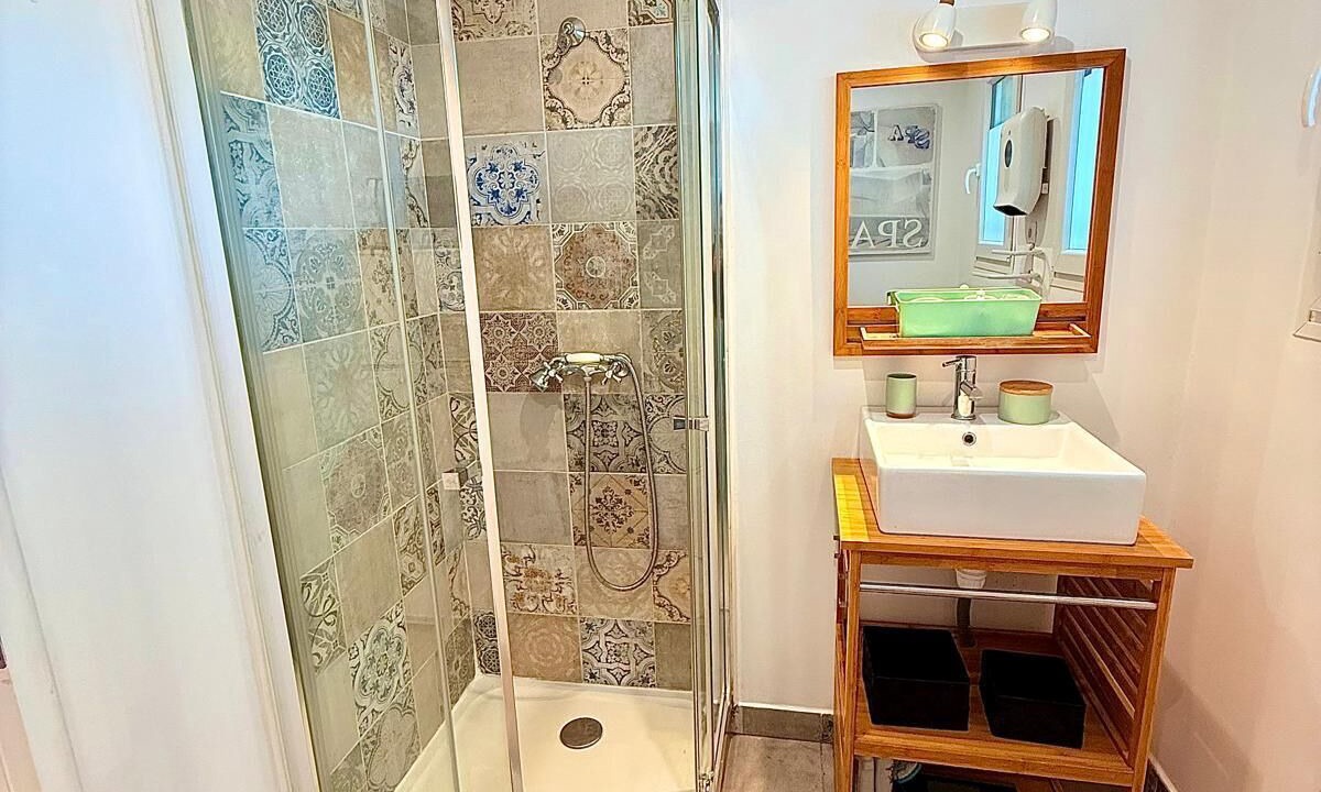 Photo of Bathroom in Saint-Mitre-les-Remparts