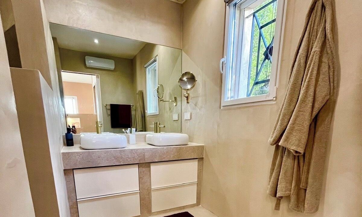 Photo of Bathroom in Saint-Mitre-les-Remparts