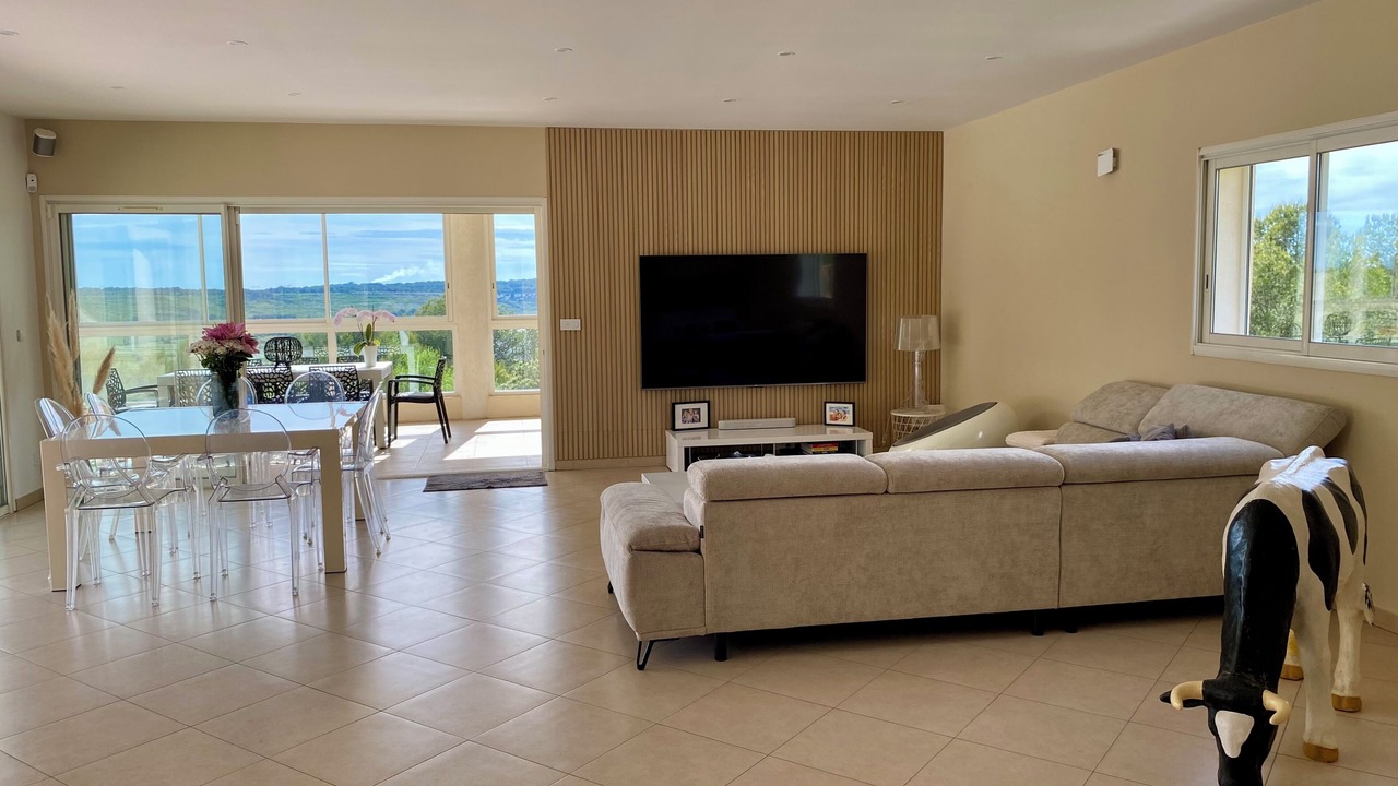 Photo of Livingroom in Saint-Mitre-les-Remparts