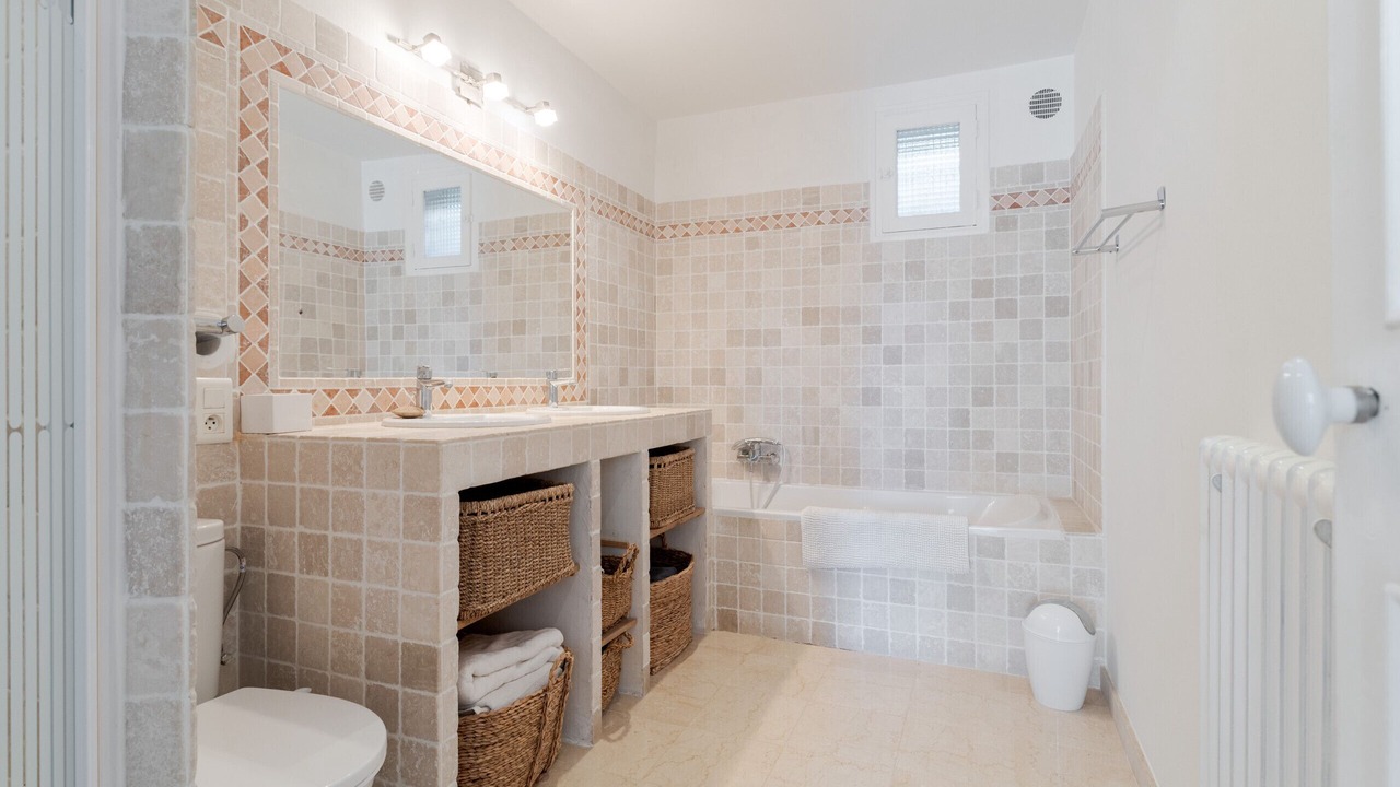 Photo of Bathroom in California - Pezou
