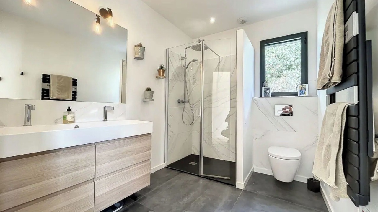Photo of Bathroom in Molleges