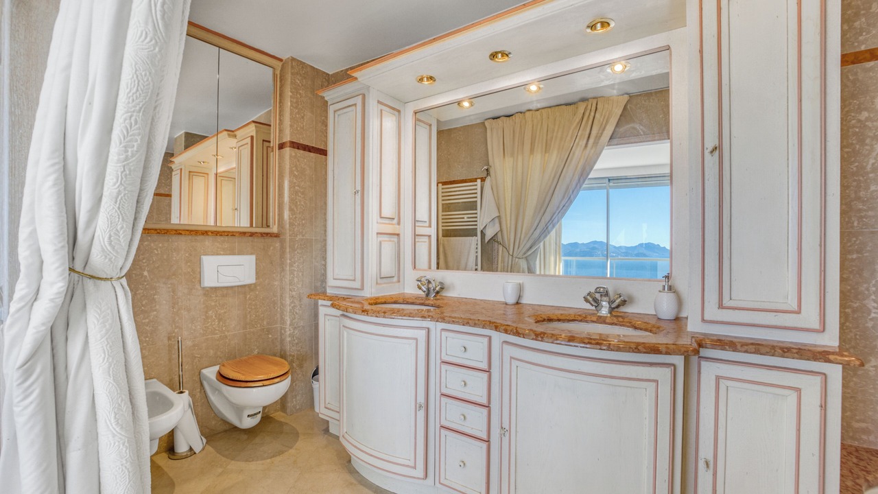 Photo of Bathroom in California - Pezou