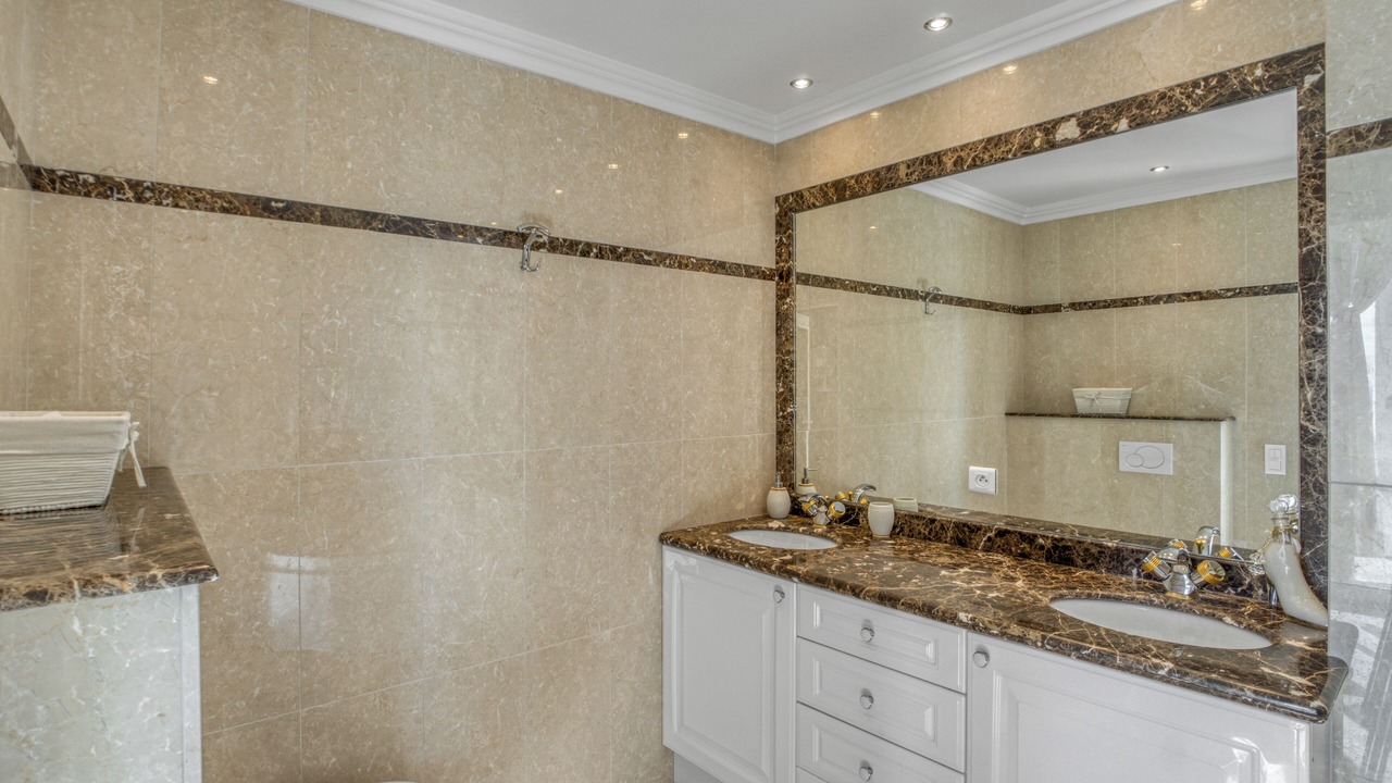 Photo of Bathroom in California - Pezou
