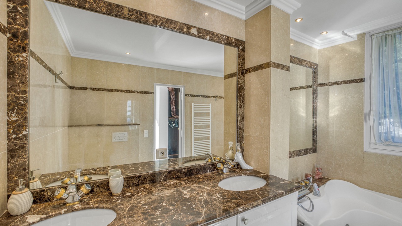 Photo of Bathroom in California - Pezou