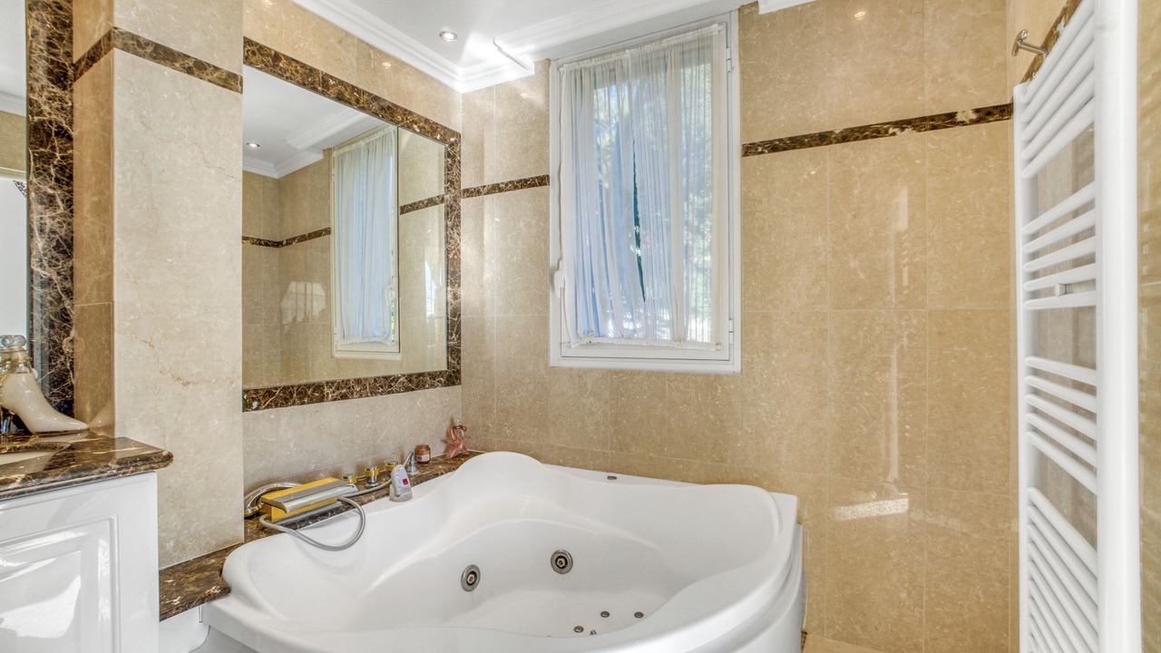 Photo of Bathroom in California - Pezou