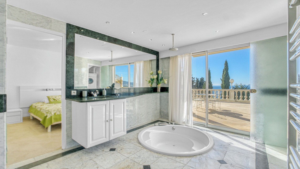 Photo of Bathroom in California - Pezou