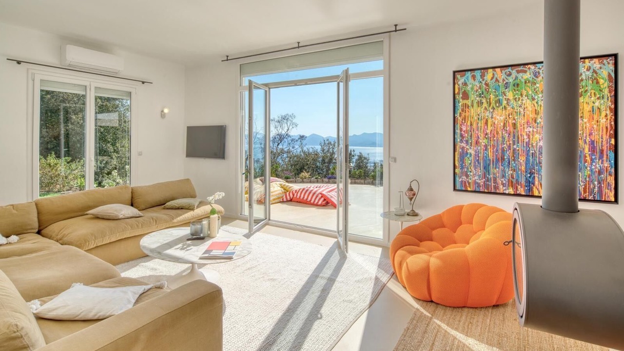 Photo of Livingroom in California - Pezou