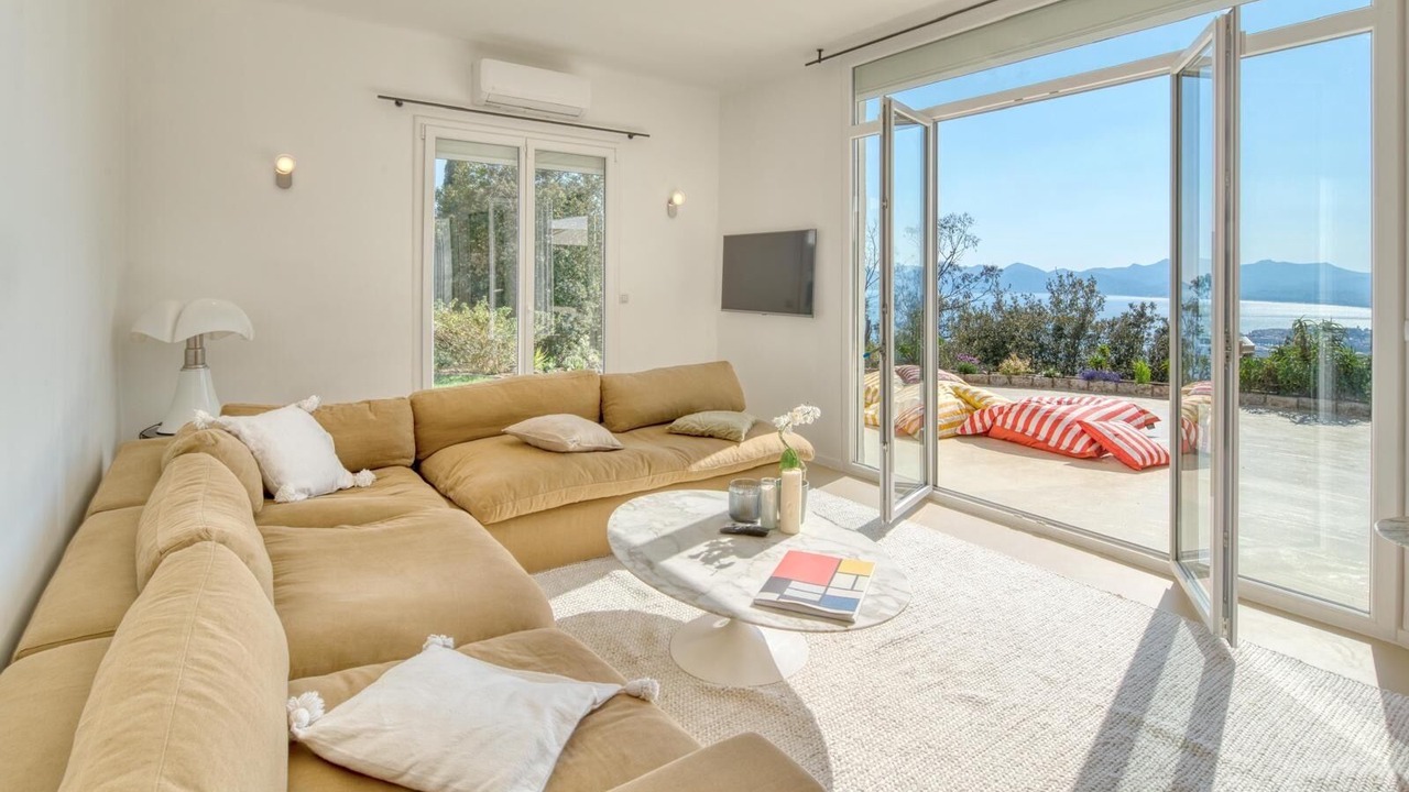 Photo of Livingroom in California - Pezou