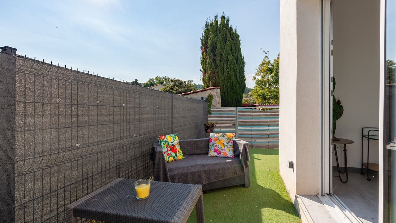 Photo of Patio Balcony in Saint-Mitre-les-Remparts