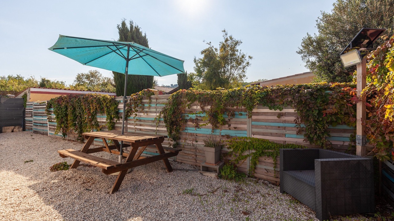 Photo of Outdoor in Saint-Mitre-les-Remparts