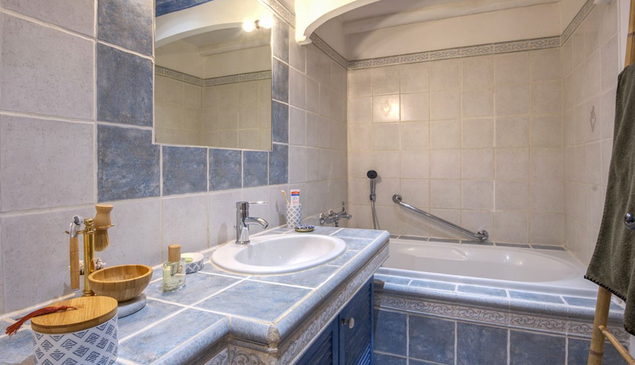 Photo of Bathroom in St.-Remy-de-Provence