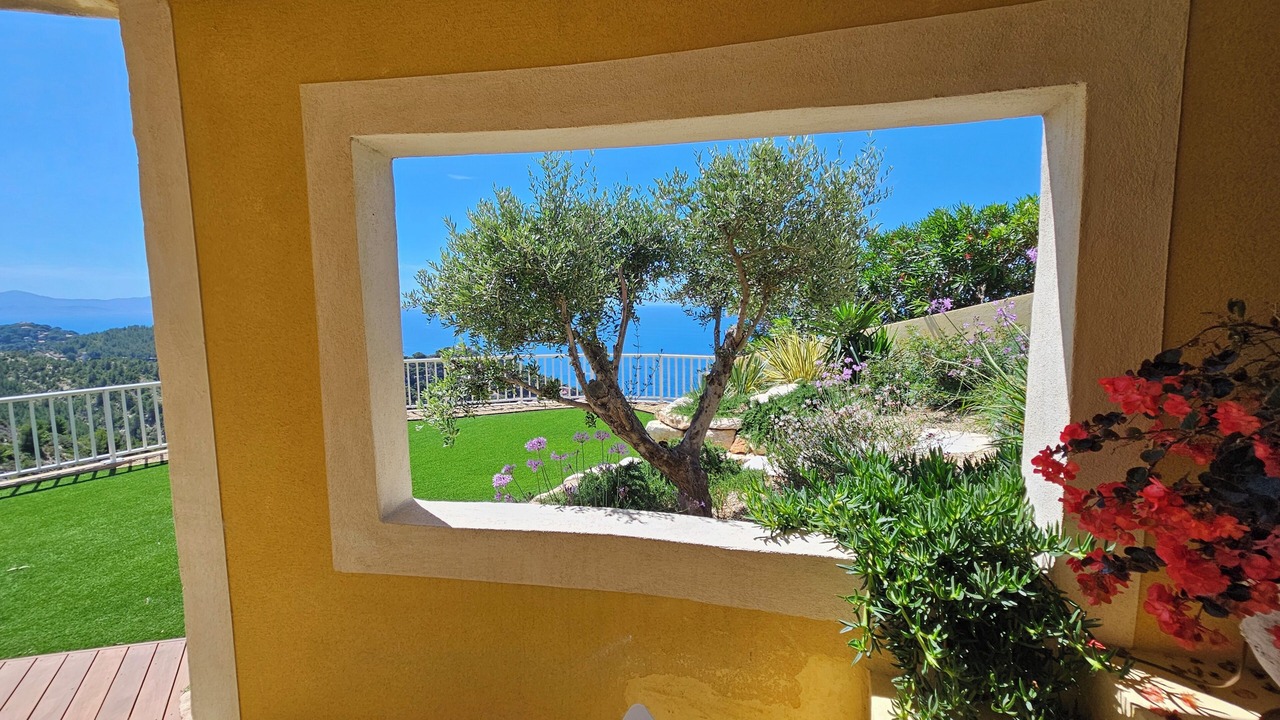 Photo of Patio Balcony in Ensues-la-Redonne