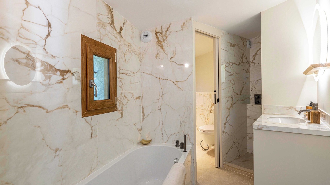 Photo of Bathroom in California - Pezou