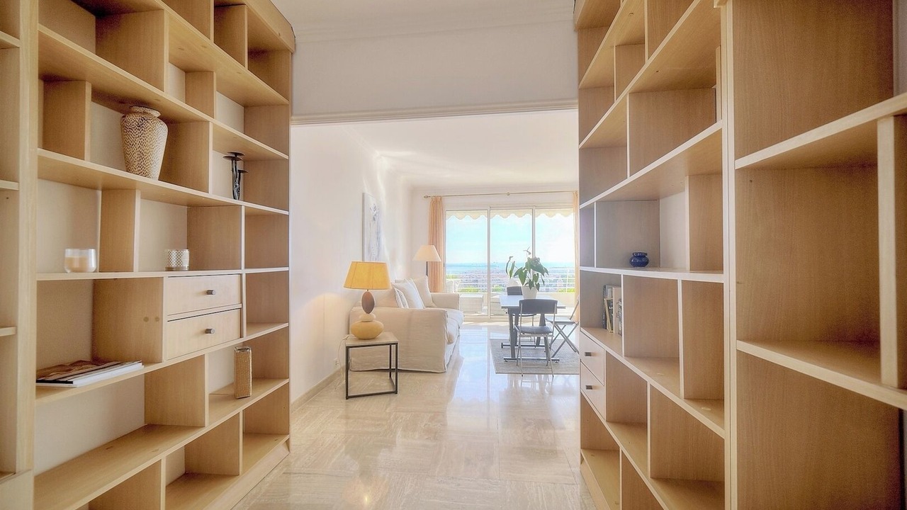 Photo of Livingroom in California - Pezou